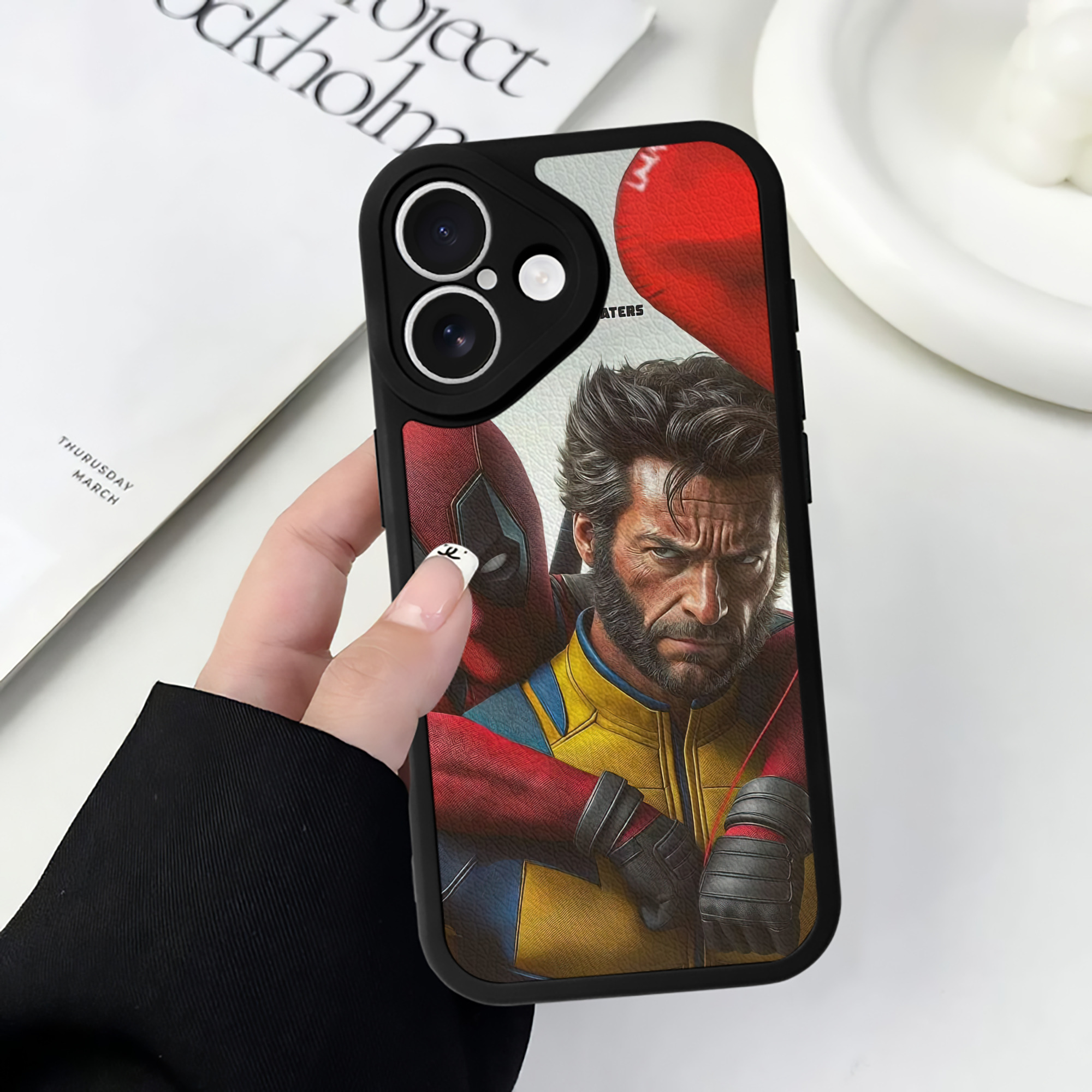 （画像用） Deadpool デッドプール 【iPhone 16シリーズ対応】シリコンスマホケース（レザー調） 材質：シリコン
